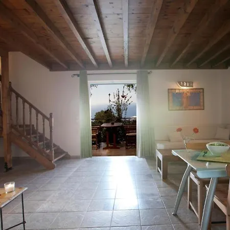 Pantheon Vila Áyios Nikítas